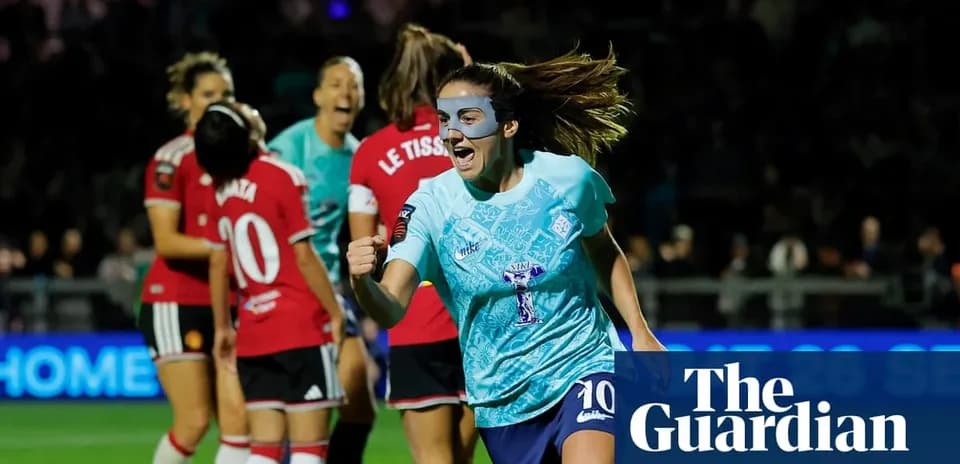 Jugadora celebrando un gol en partido de fútbol femenino