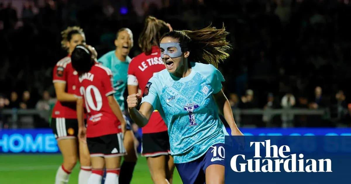Jugadora celebrando un gol en partido de fútbol femenino