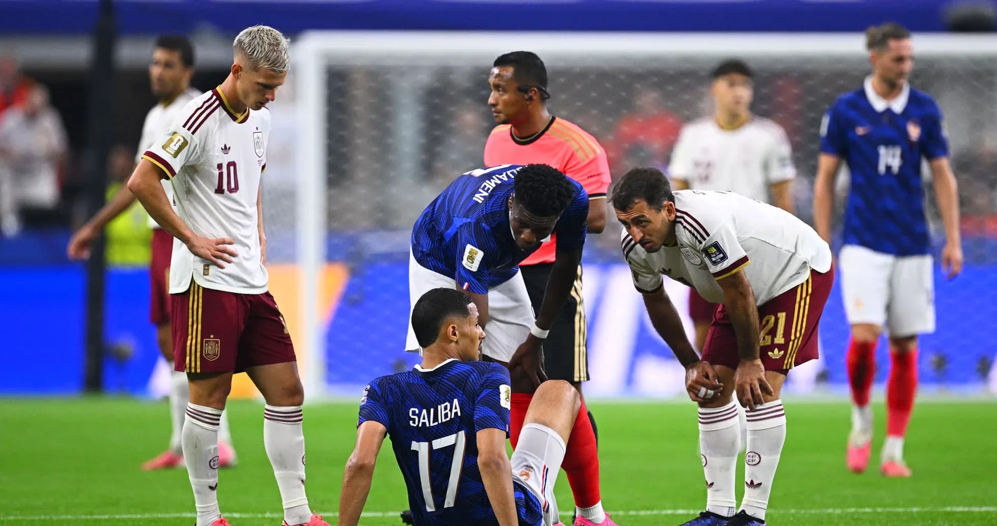 Jugadores de Francia y España en el campo