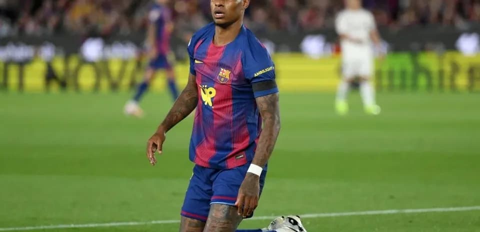 Jugador del Barcelona arrodillado en el campo