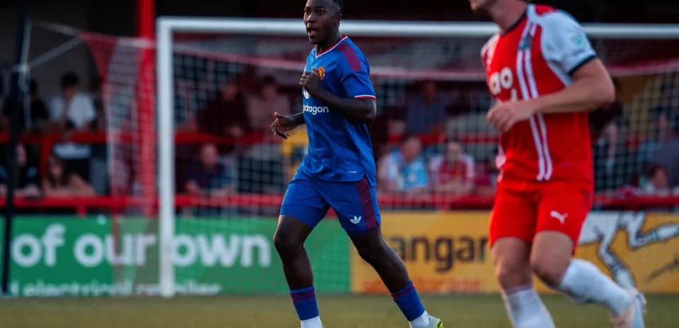 Jugador corriendo en el campo durante un partido