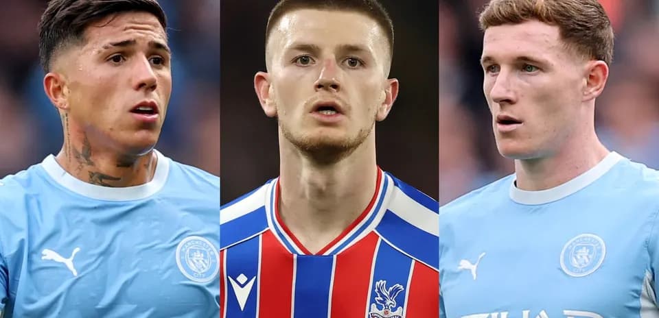 Tres jugadores en acción durante un partido de fútbol
