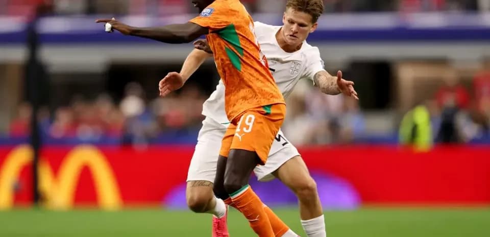 Jugador de fútbol en acción durante un partido