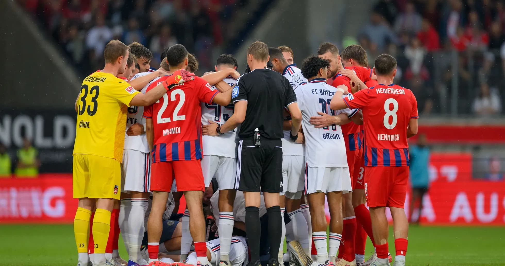 Jugadores de equipos en grupo tras jugada en partido