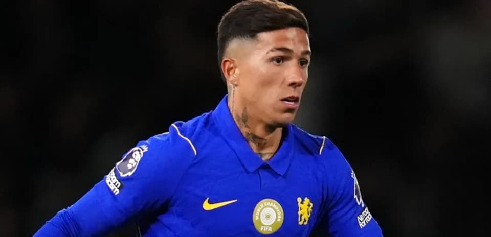 Jugador de Chelsea corriendo en uniforme azul
