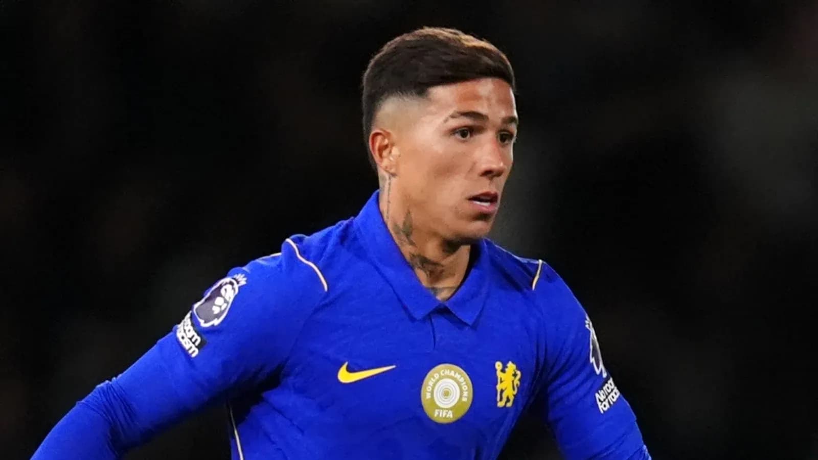 Jugador de Chelsea corriendo en uniforme azul