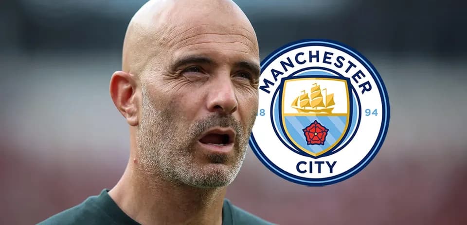 Entrenador de Manchester City con logo del equipo
