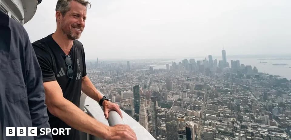 Hombre en el mirador de un rascacielos en Nueva York