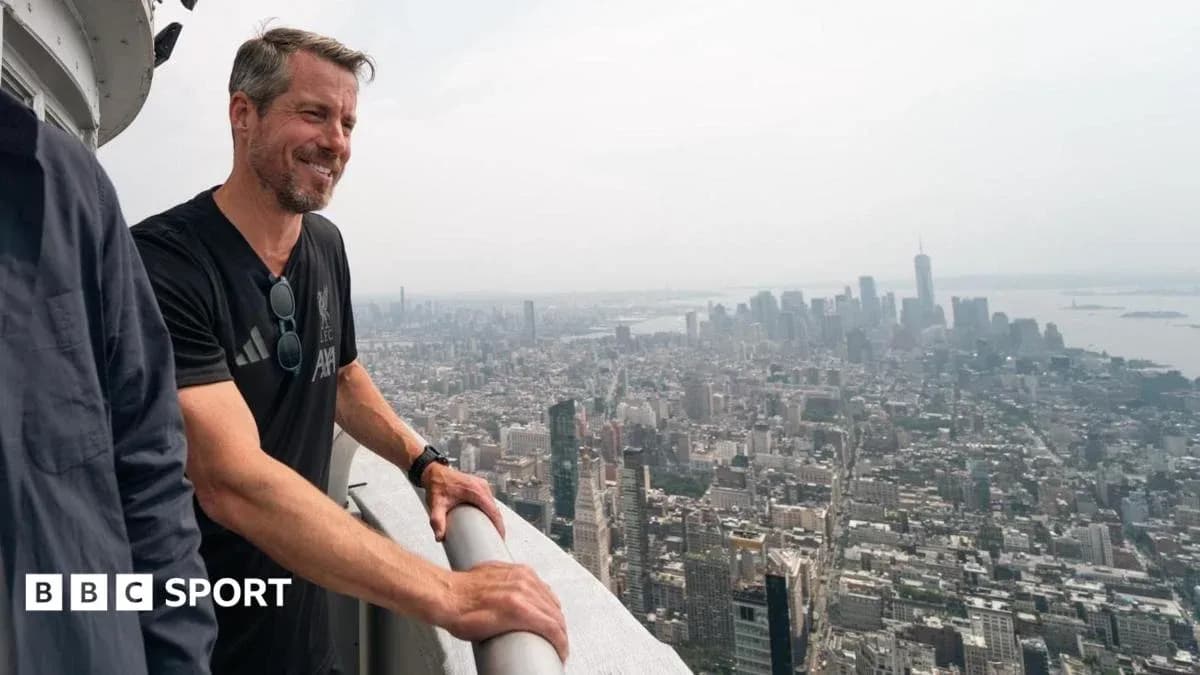 Hombre en el mirador de un rascacielos en Nueva York