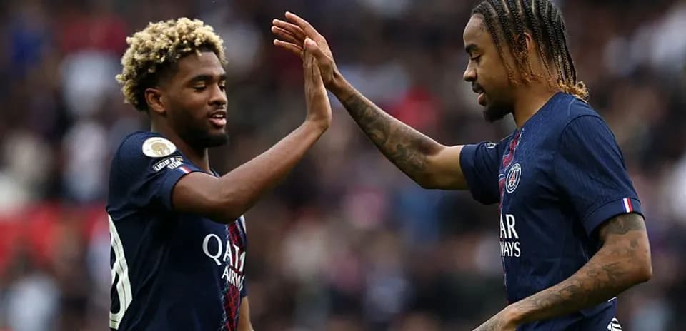 Jugadores del PSG chocando las manos durante el partido