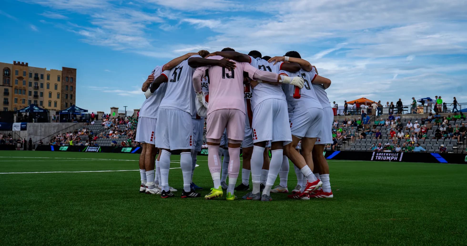 Equipo de fútbol en reunión antes del partido