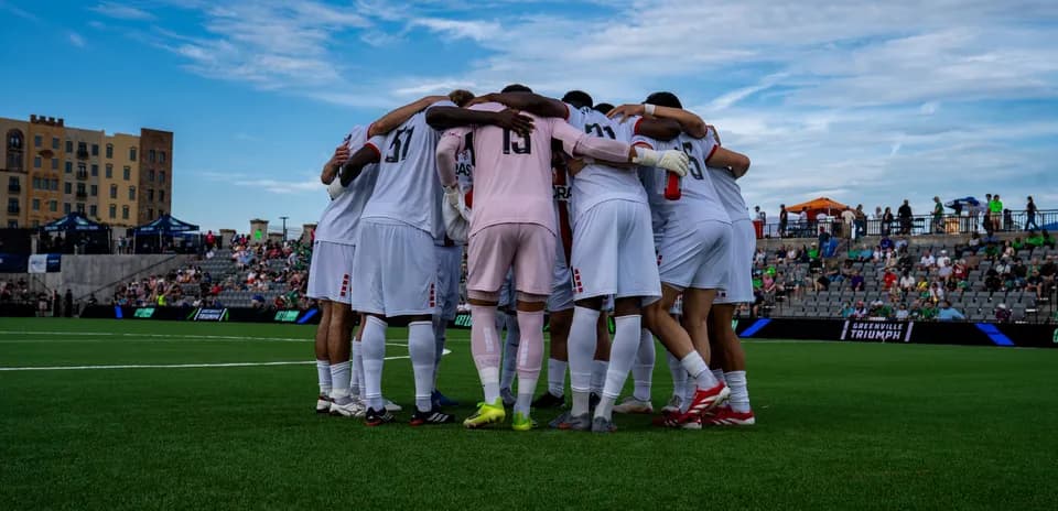 Equipo de fútbol en reunión antes del partido
