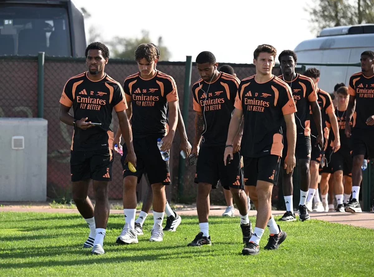 Jugadores de Arsenal caminando hacia la sesión de entrenamiento