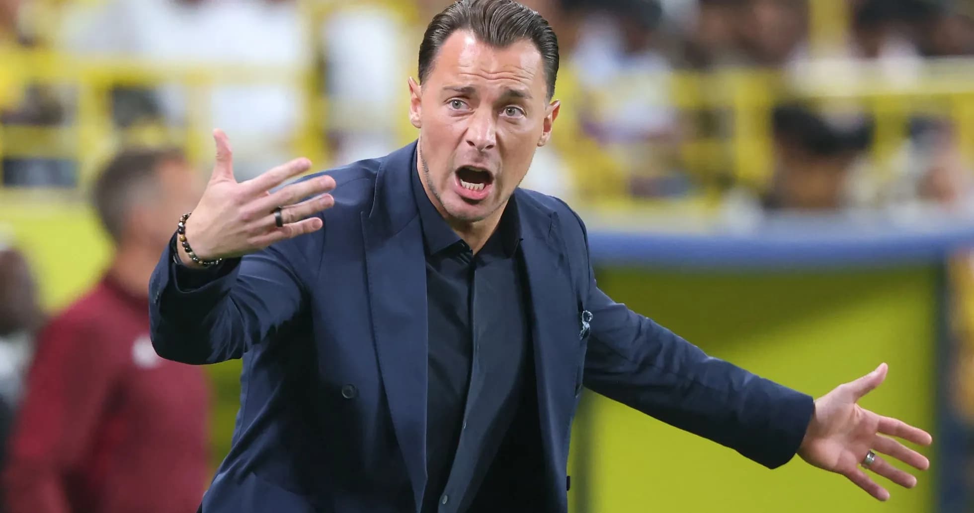 Entrenador dirigiendo al equipo durante el partido