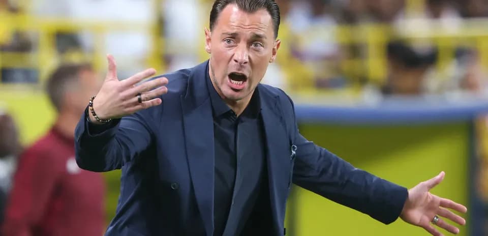 Entrenador dirigiendo al equipo durante el partido