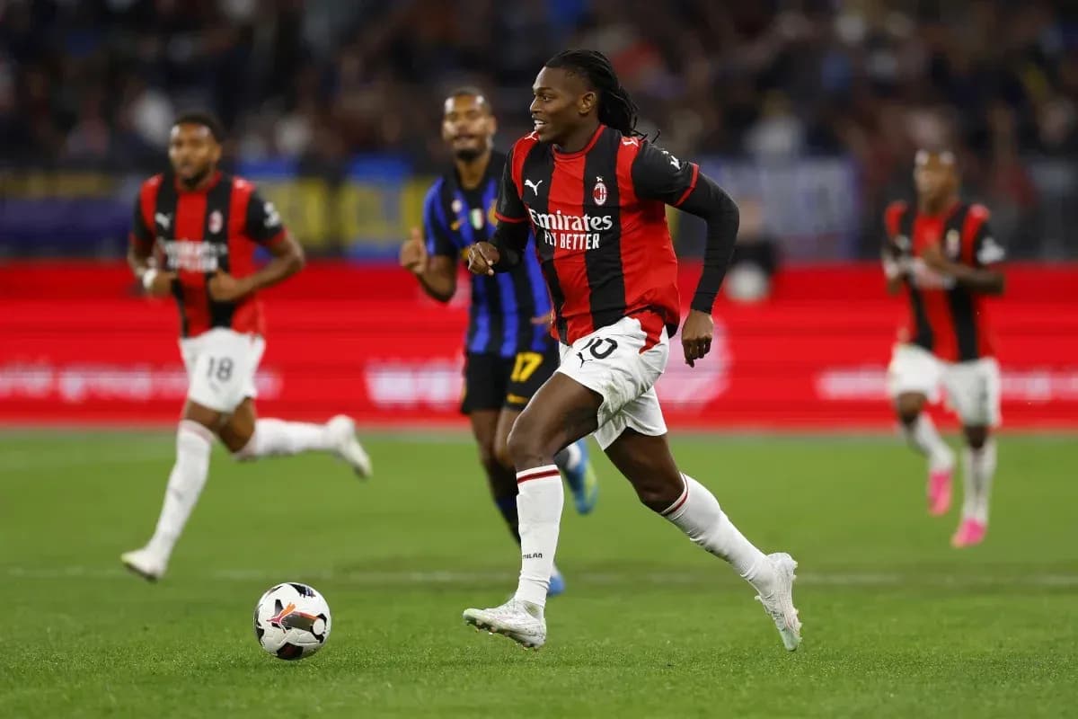 Jugador de AC Milan corriendo con el balón en campo