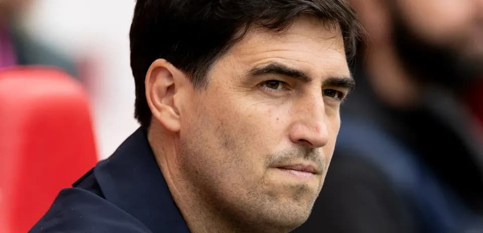 Entrenador observando desde el banquillo durante el partido