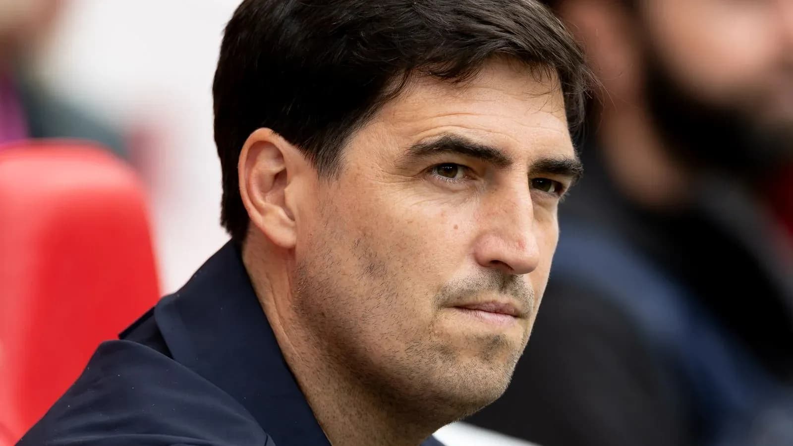 Entrenador observando desde el banquillo durante el partido