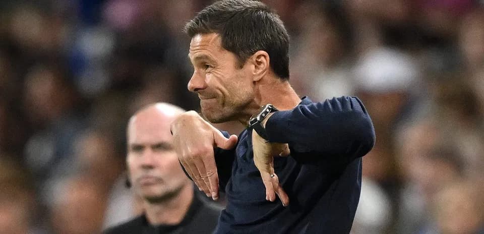 Entrenador gesticulando en el área técnica durante el partido