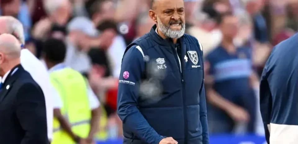 Entrenador celebrando en el campo durante el partido