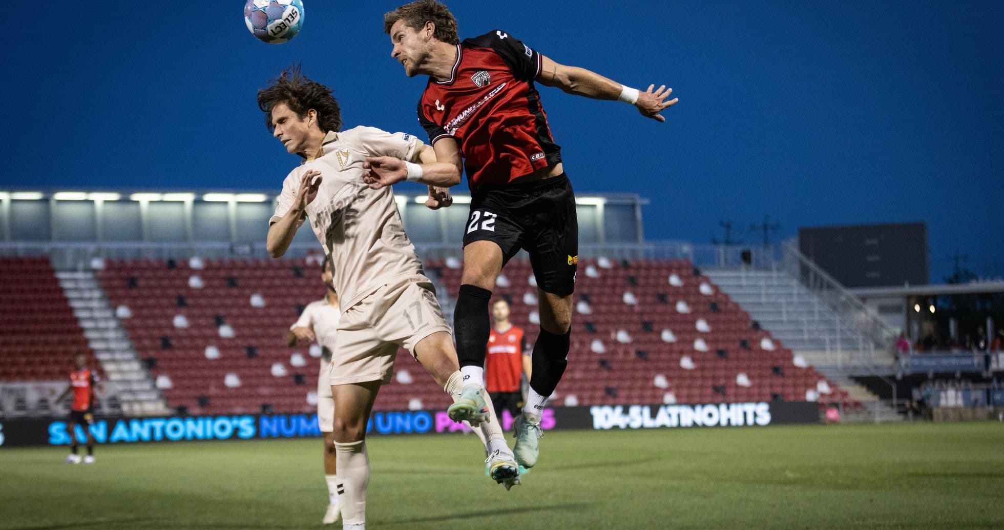 Jugadores de FC Tulsa y San Antonio en acción
