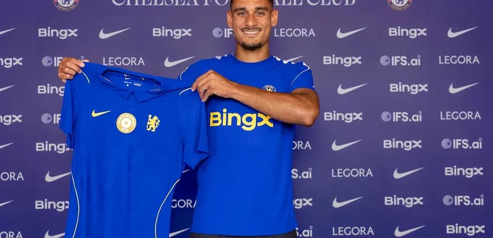 Jugador de Chelsea presentando nueva camiseta del club