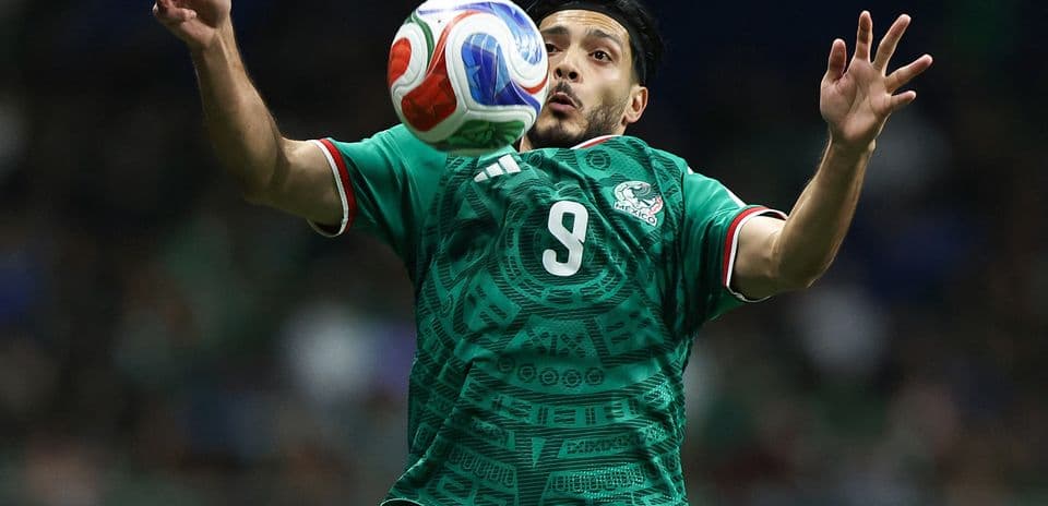 Jugador de México controlando el balón en el partido
