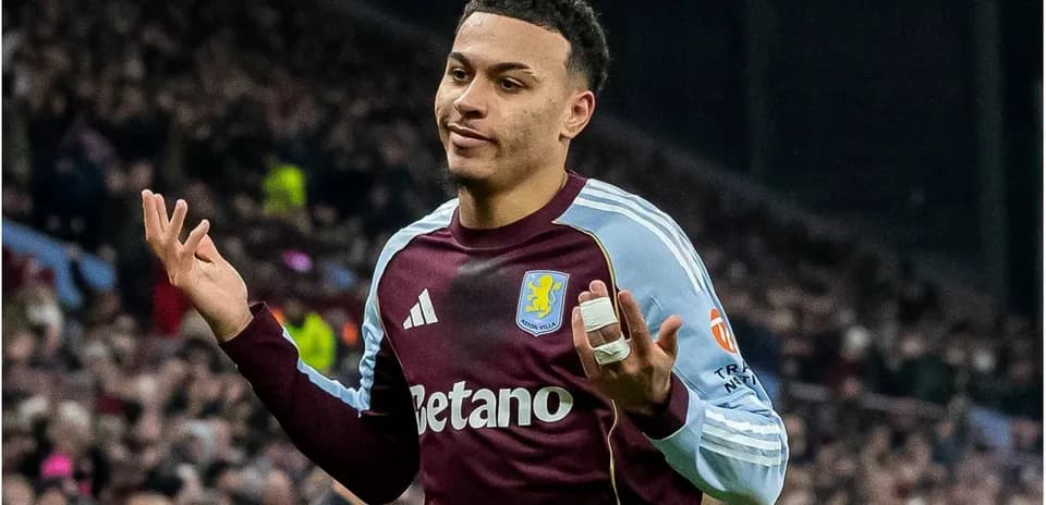 Jugador de Aston Villa con gesto de confusión en el campo