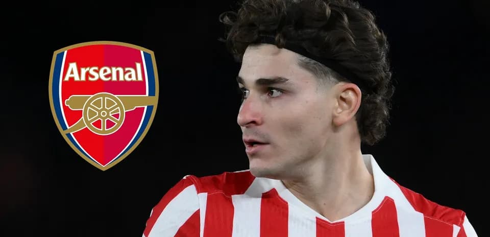 Jugador de Arsenal con camiseta rayada roja y blanca