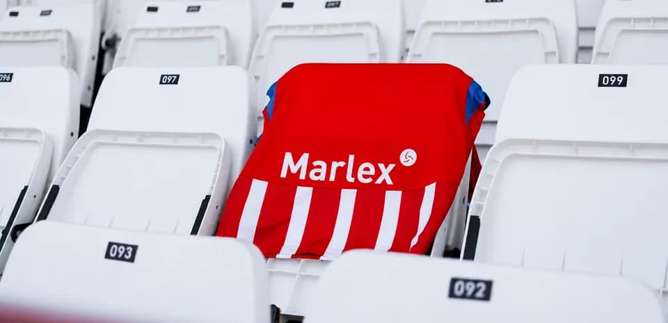 Camiseta roja de Marlex en asiento vacío