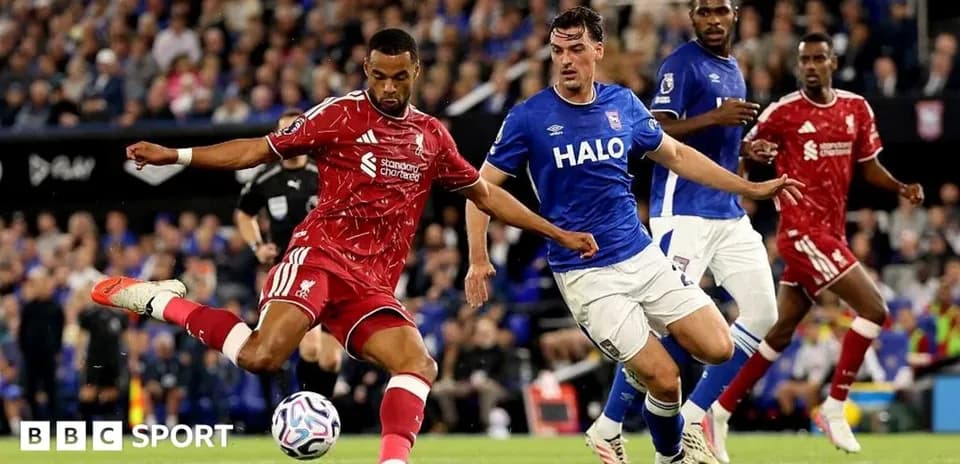 Jugador de Liverpool en acción durante partido contra Ipswich