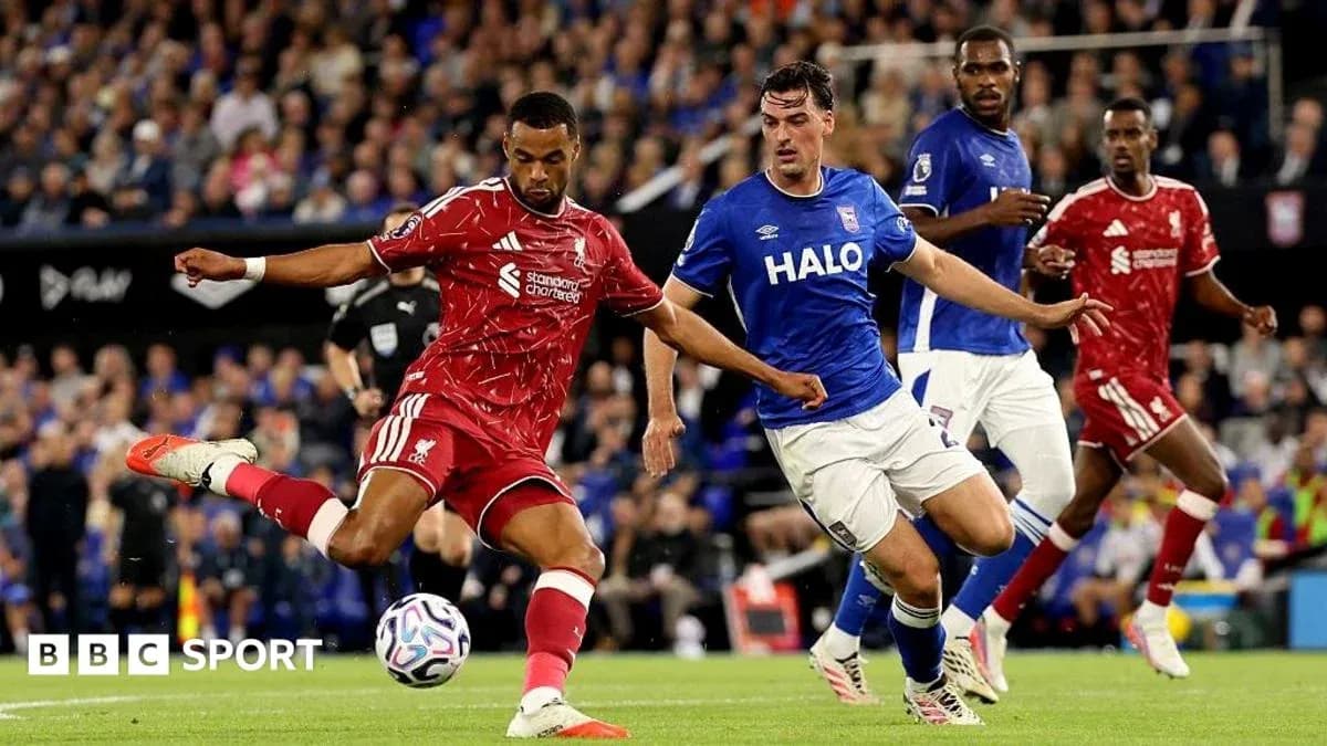 Jugador de Liverpool en acción durante partido contra Ipswich