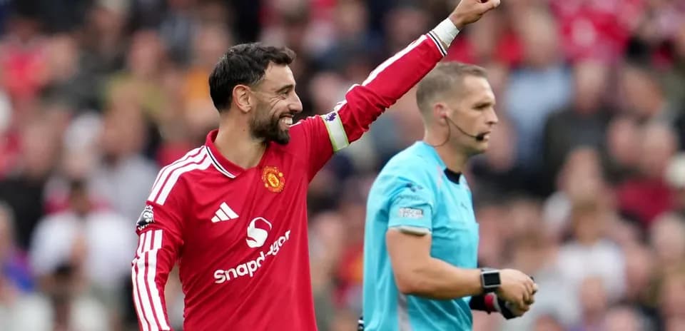 Bruno Fernandes celebrando con el árbitro durante el partido