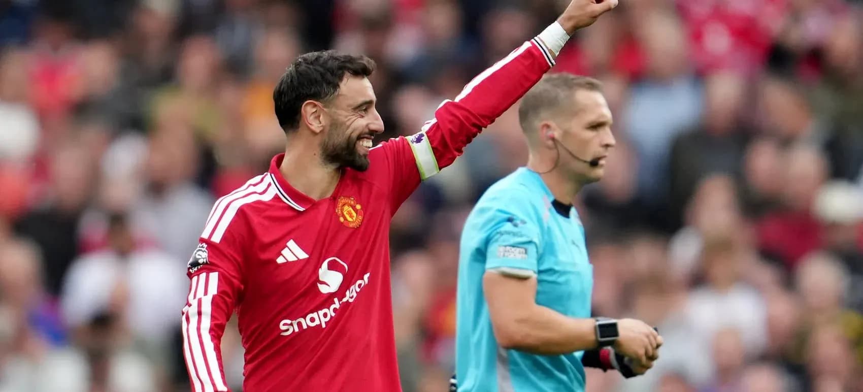 Bruno Fernandes celebrando con el árbitro durante el partido