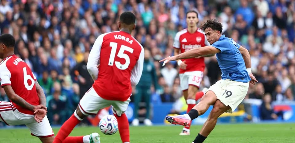 Jugador disparando a puerta en partido de fútbol
