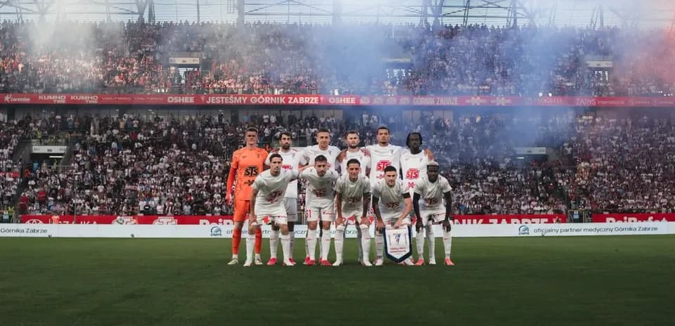 Equipo de Górnik Zabrze posando en el campo