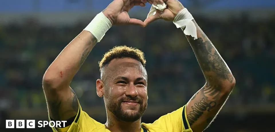 Neymar celebrando con las manos en forma de corazón