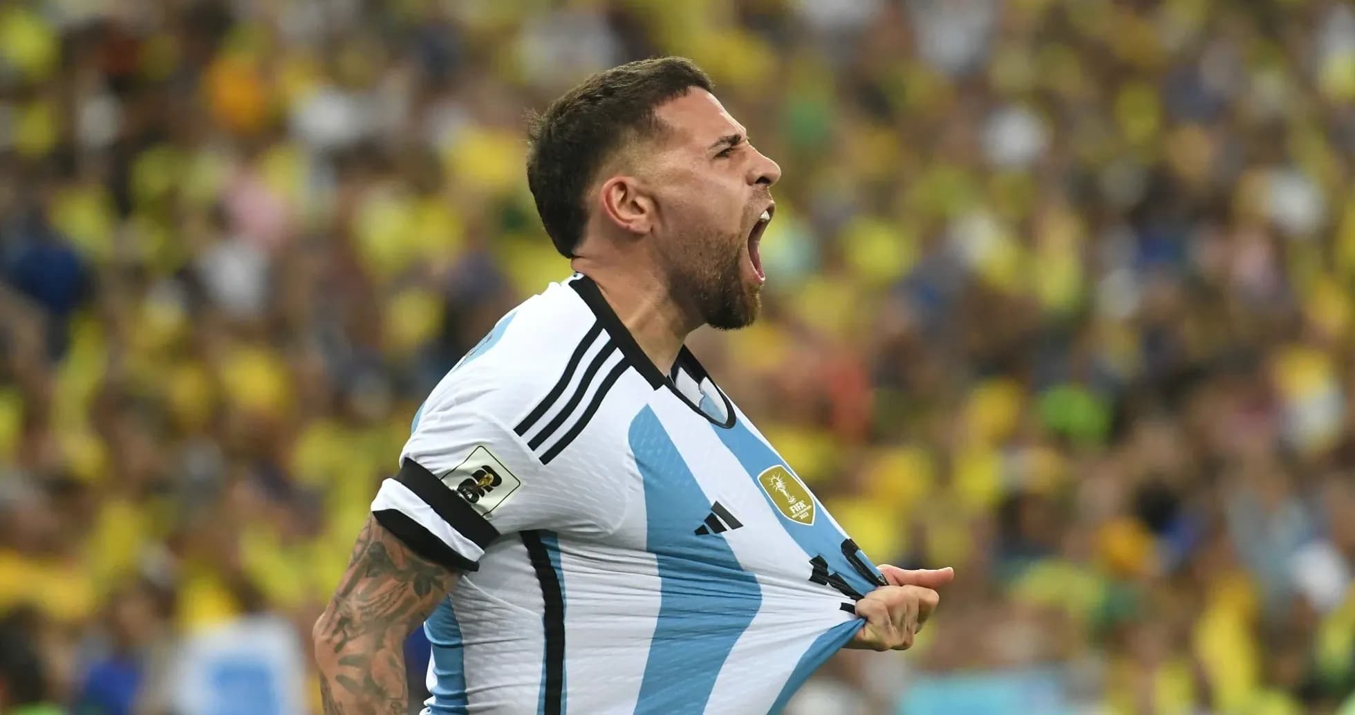 Jugador argentino celebrando en partido con público de fondo