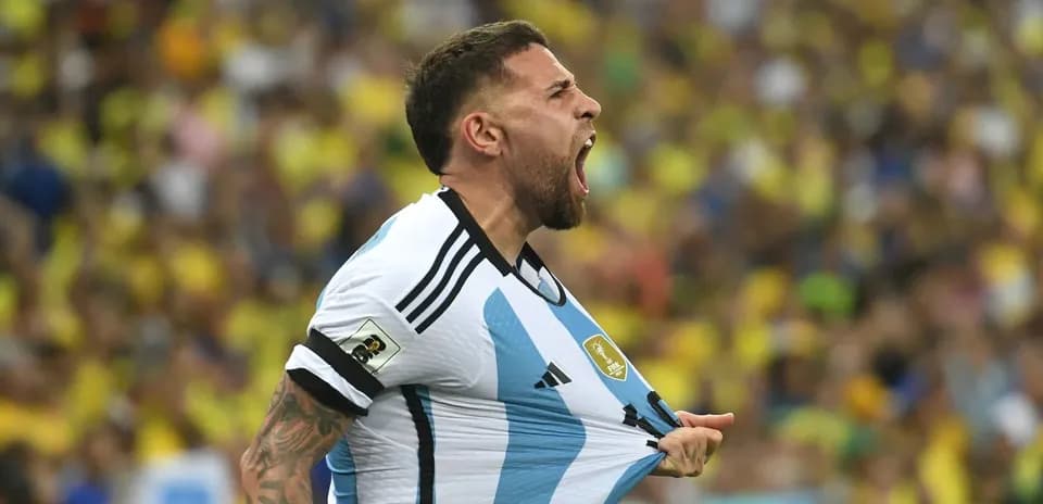 Jugador argentino celebrando en partido con público de fondo