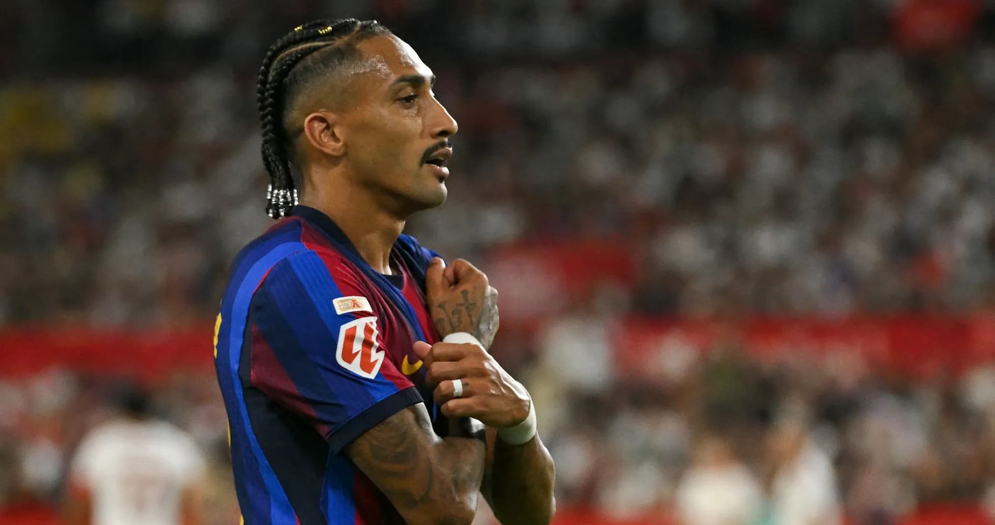 Jugador de Barcelona con camiseta en el campo