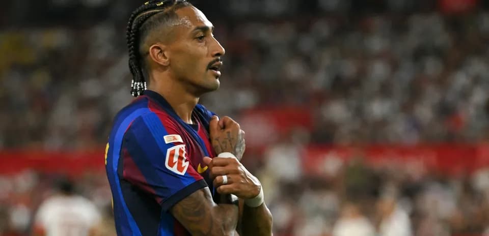 Jugador de Barcelona con camiseta en el campo