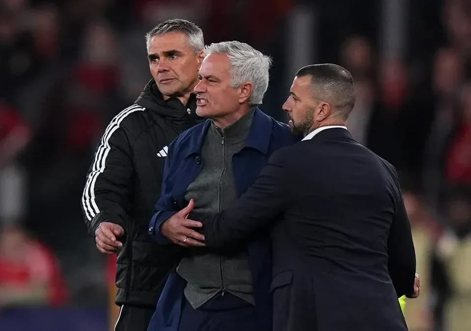 José Mourinho siendo contenido por asistentes en el campo