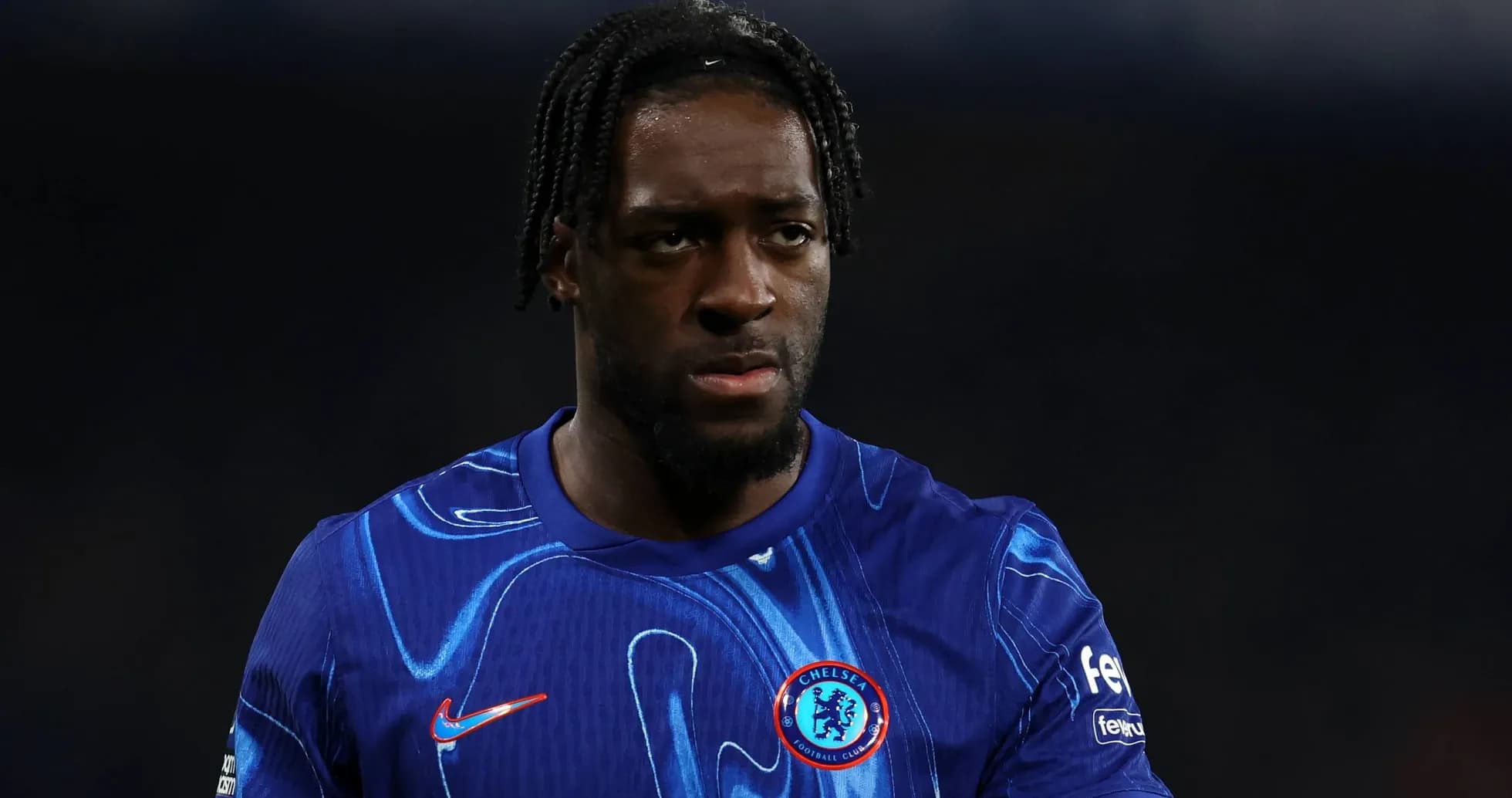Jugador de Chelsea con camiseta azul durante el partido