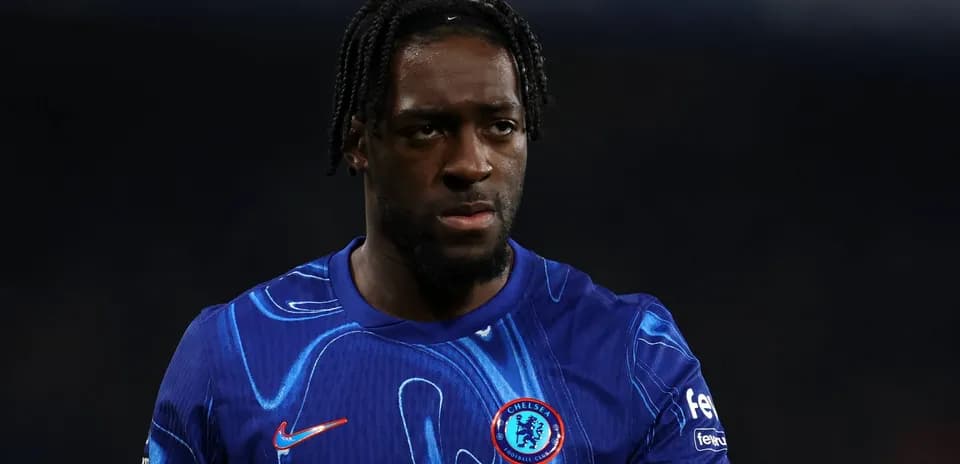 Jugador de Chelsea con camiseta azul durante el partido