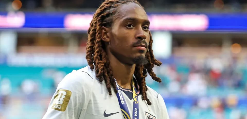 Jugador de Inglaterra con medalla tras el partido