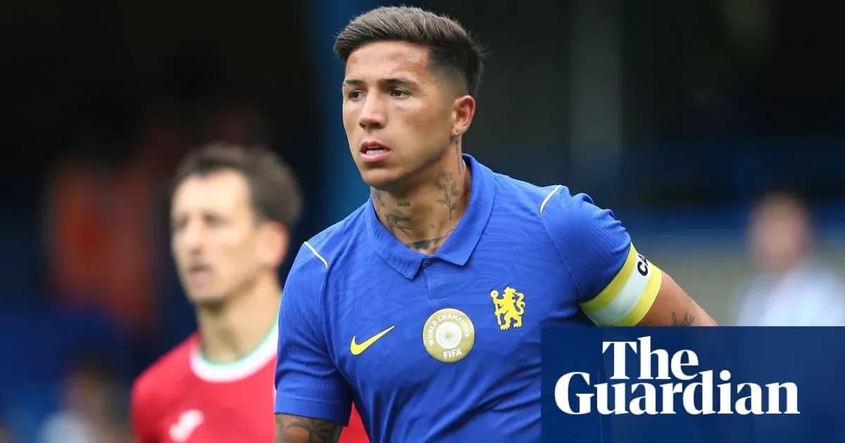 Jugador de Chelsea con camiseta azul y cinta de capitán