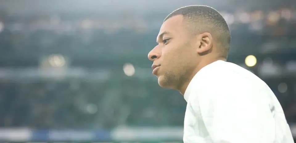 Jugador observando desde el banquillo durante el partido