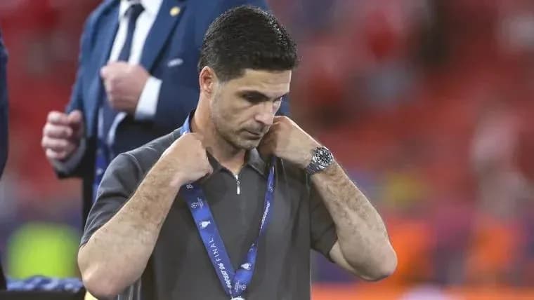 Entrenador ajustando su medalla tras el partido