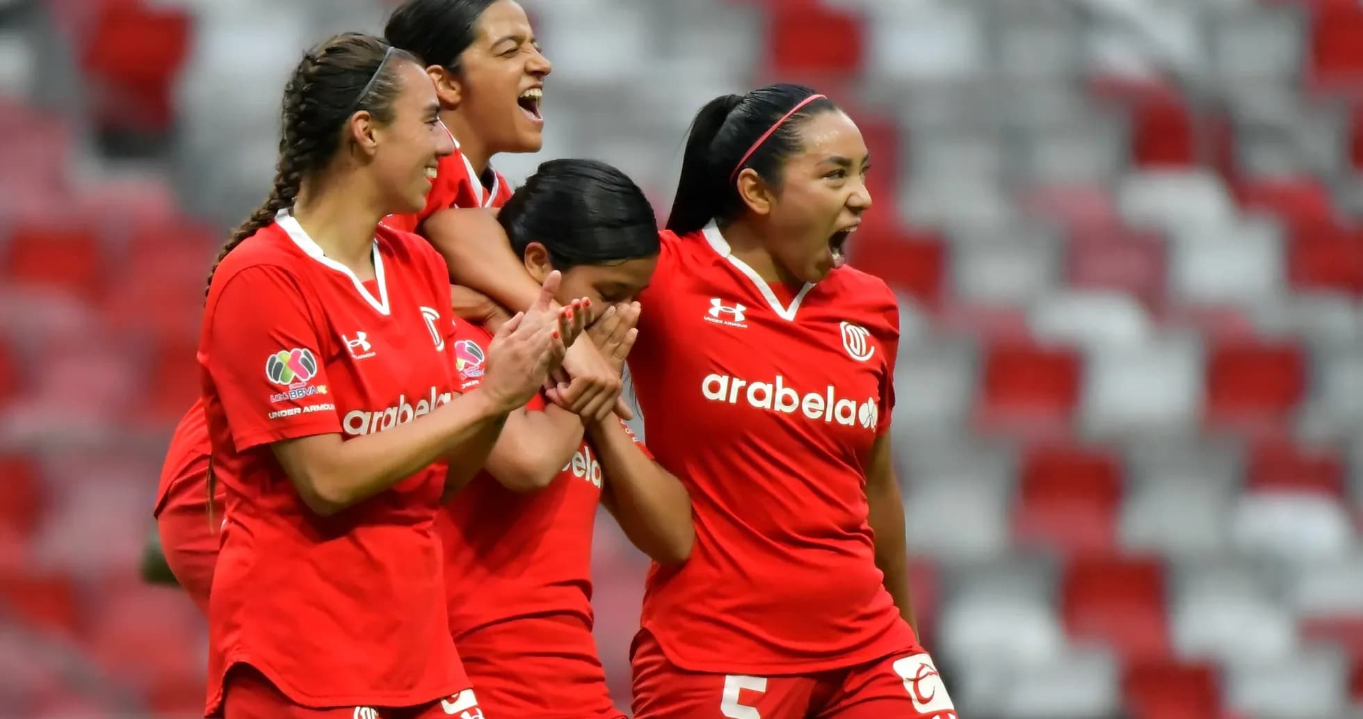Jugadoras de Necaxa celebrando un gol