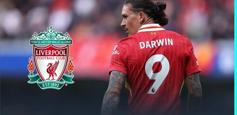 Jugador de Liverpool con camiseta de Darwin y logo